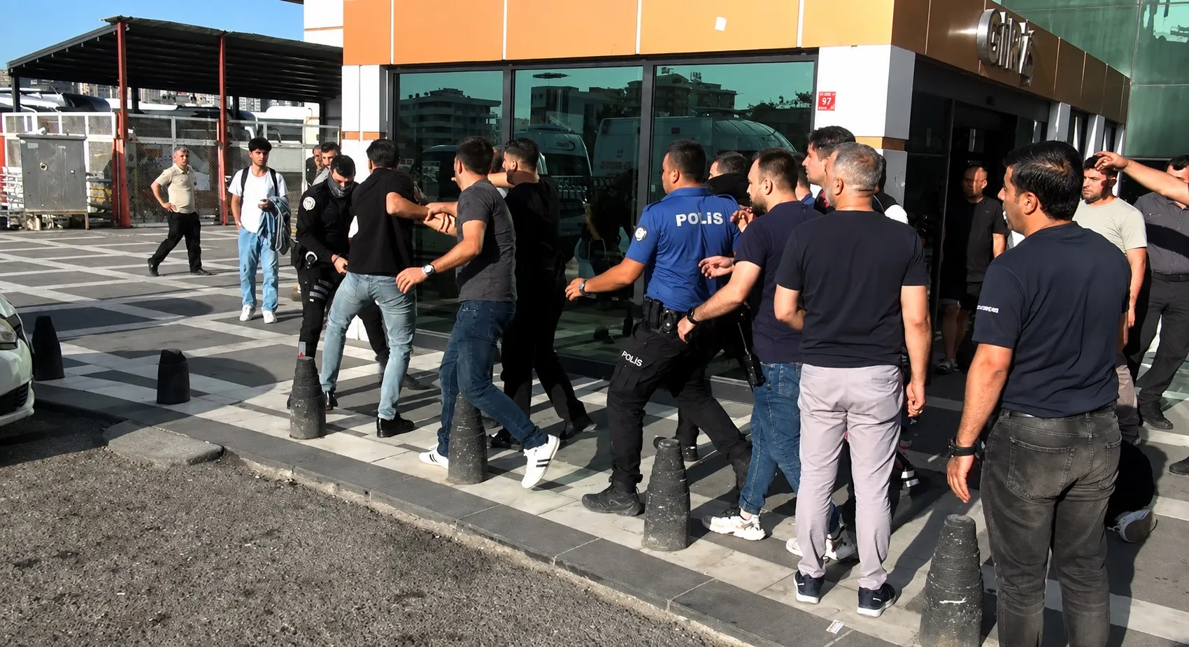 Şanlıurfa otogarında hesaplaşma 3 yaralı
