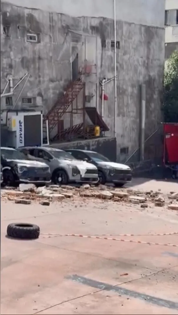 Kağıthane’de istinat duvarı çöktü 12 lüks araç hurdaya döndü