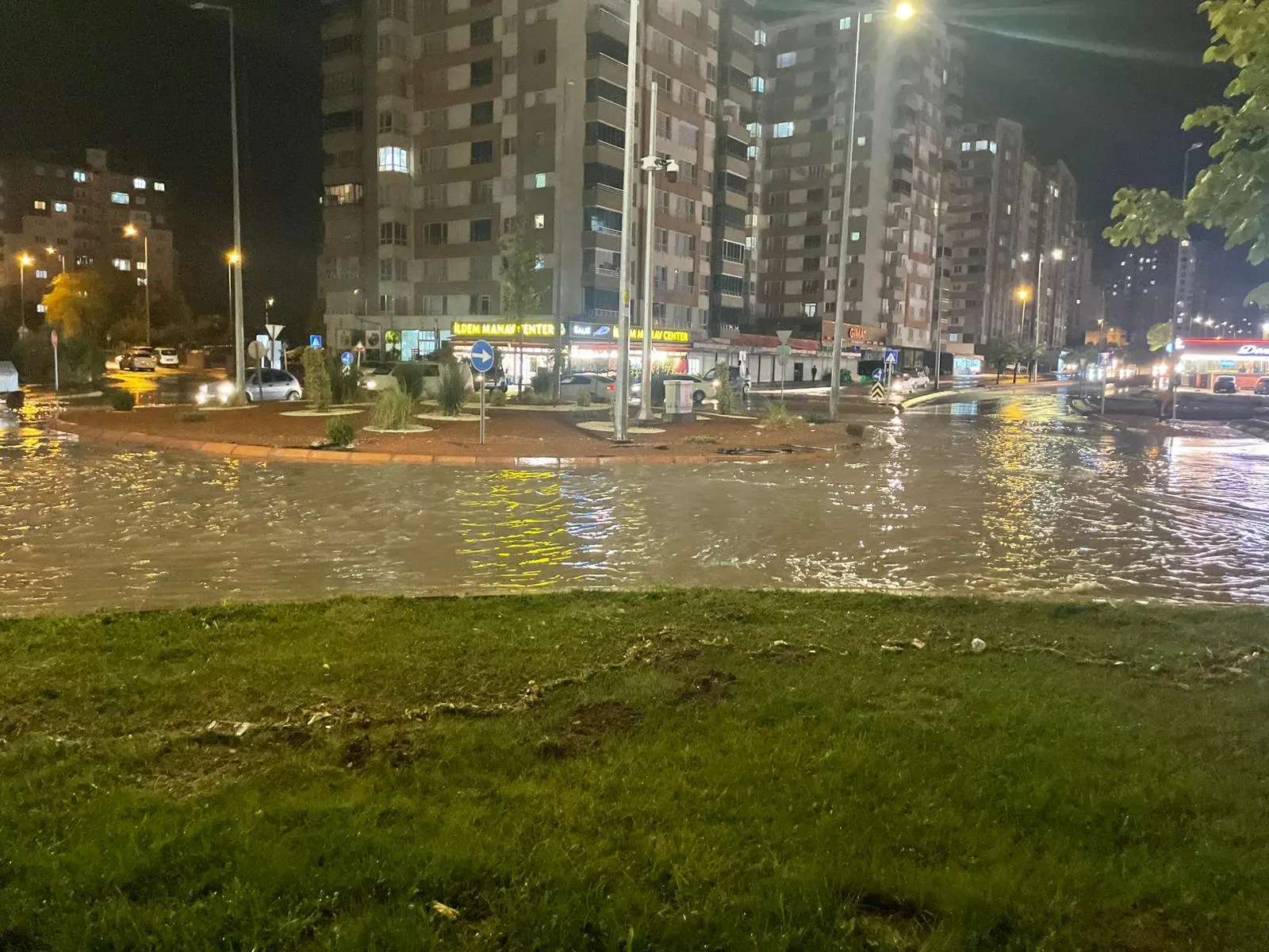 Kayseri'de sağanak sonrası Gesi Fatih Mahallesi'nde kanalizasyon taştı