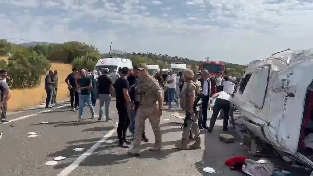 Lice yolunda minibüs devrildi 5 kayıp 11 yaralı
