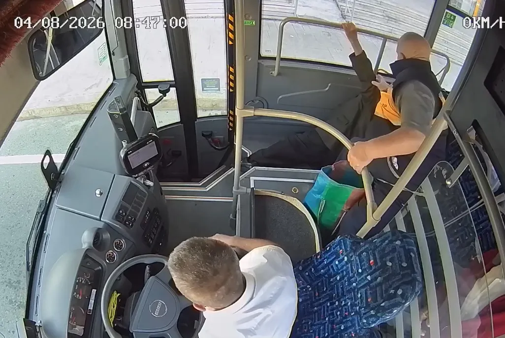 Trabzon'da otobüs şoförü fenalaşan yolcuyu hastaneye yetiştirdi