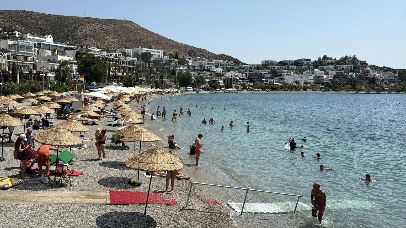 Termometre 40'ı gösterdi, Bodrumlular ve tatilciler sahile akın etti