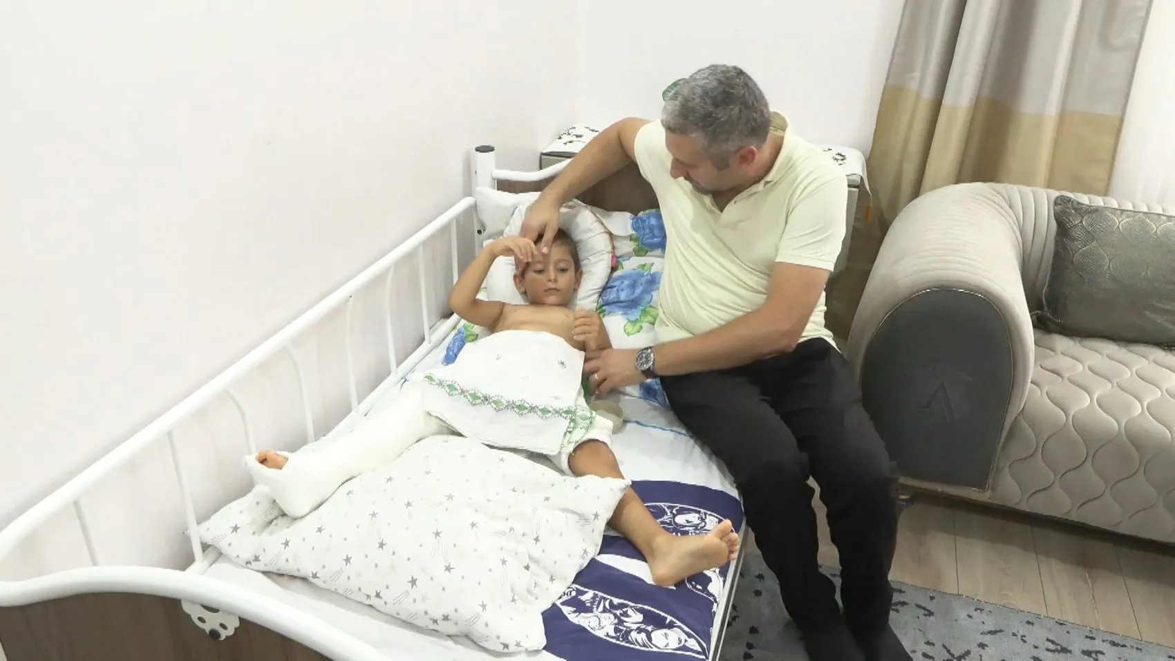 Bahçeye giren 4 yaşındaki Ediz'in üstüne futbol kalesi devrildi