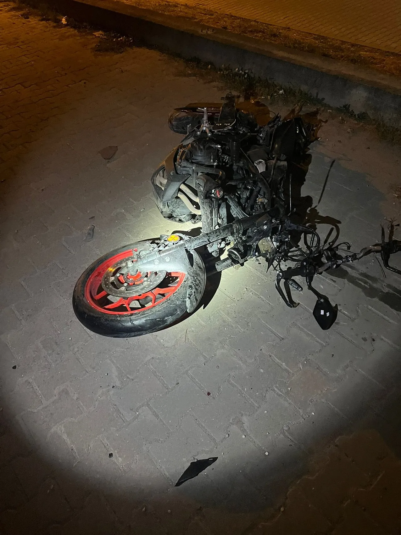 İnegöl'de gece yarısı dehşet Motosiklet sürücüsü önce refüje çarptı, sonra otomobilin altında kaldı