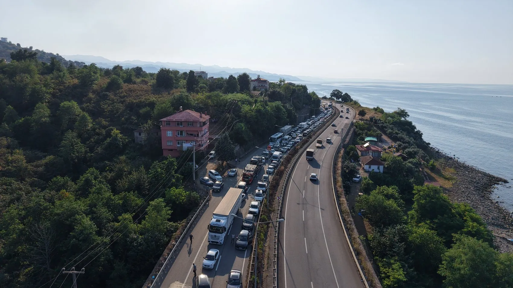 Giresun'da seyir halindeki TIR alevlere teslim oldu