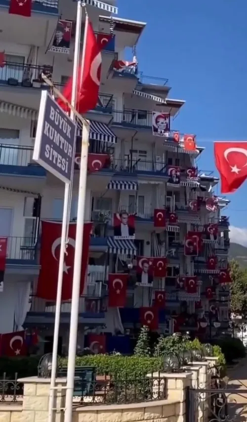 Gemlik'te bir site 30 Ağustos için kırmızı beyaza büründü