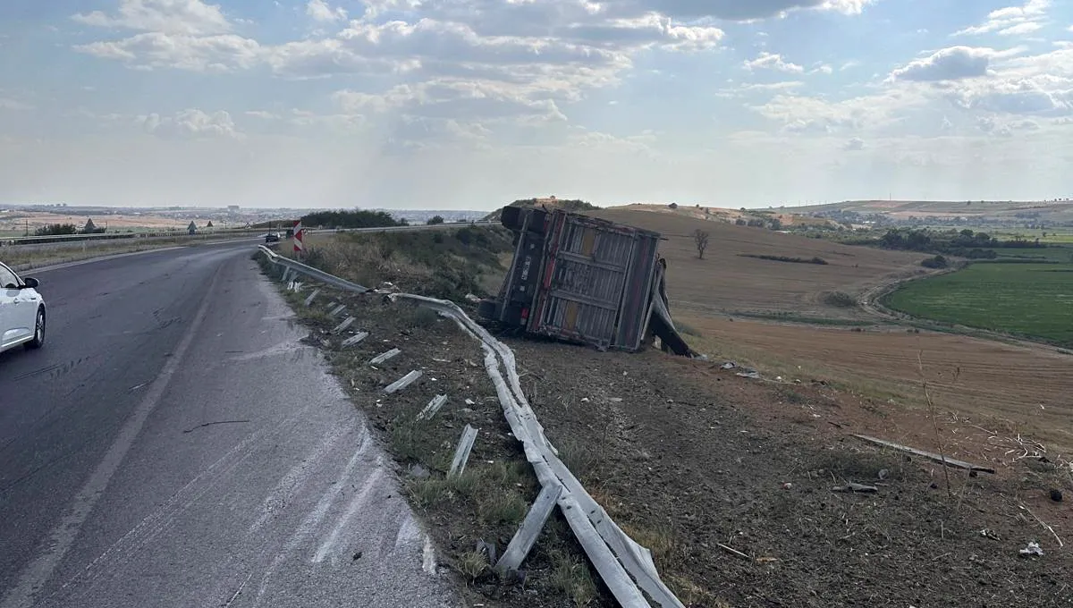 Edirne yolunda buğday yüklü kamyon devrildi