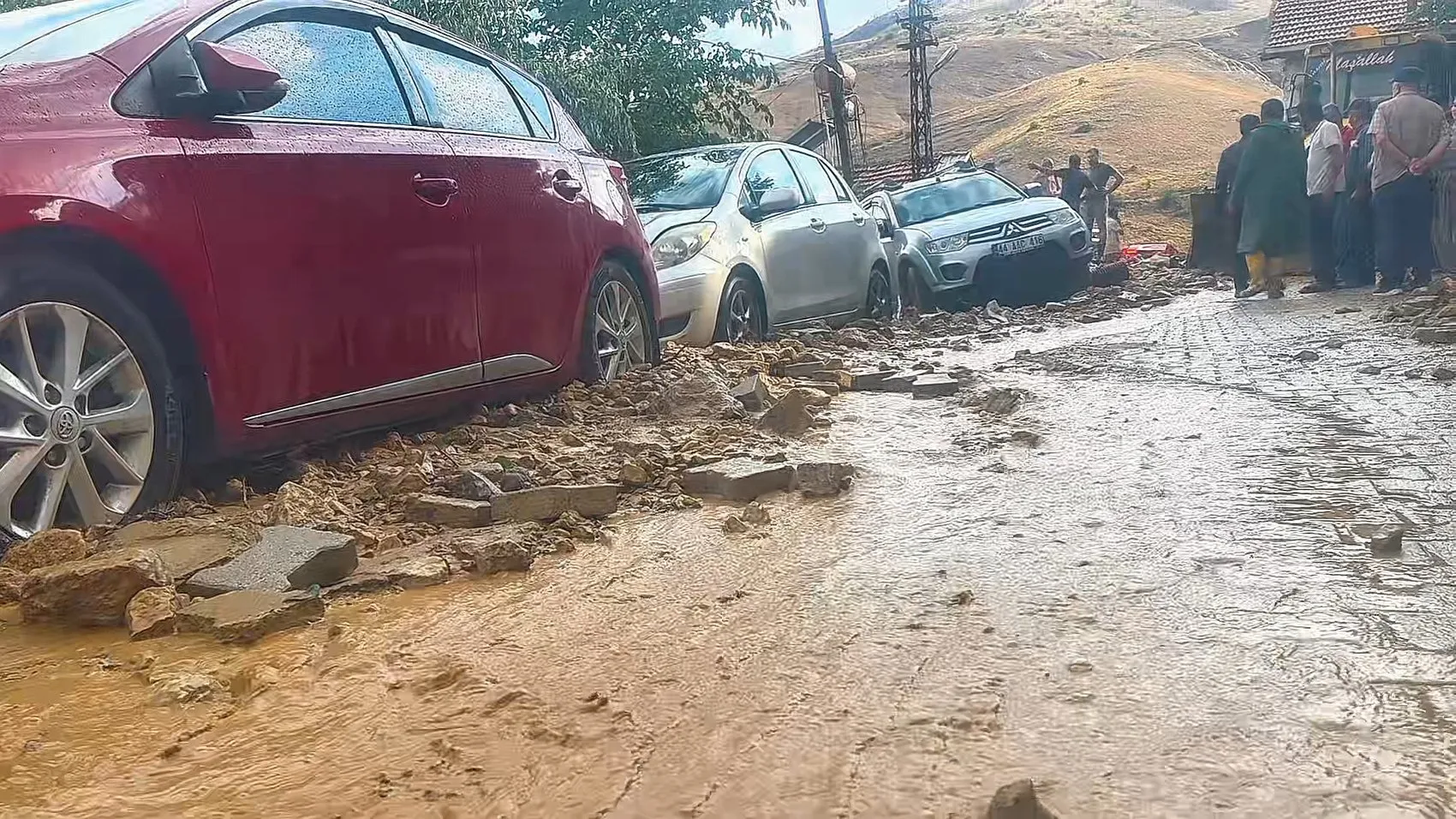 Malatya'da sel baskını Hasat döneminde kayısı bahçeleri çamur altında kaldı
