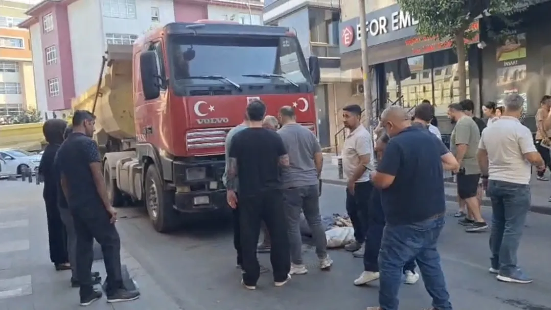 Küçükçekmece'de hafriyat kamyonu dehşeti