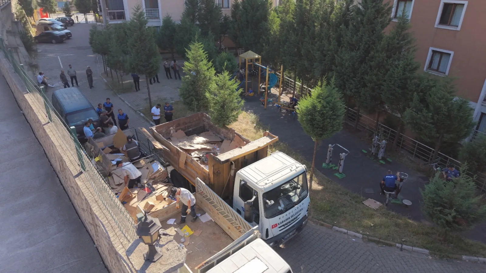 Karabük'te bir sitenin bahçesinden 4 kamyon çöp çıktı