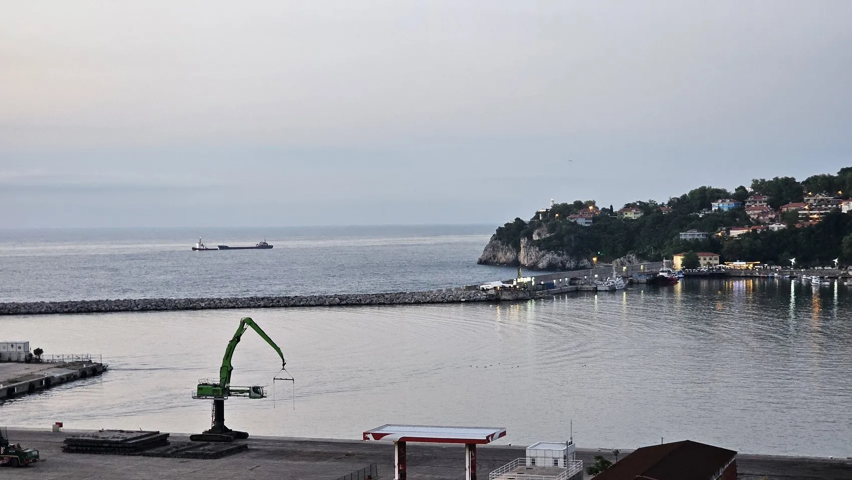 Saldırıya uğrayan kuru yük gemisi Zonguldak kıyısına demirledi