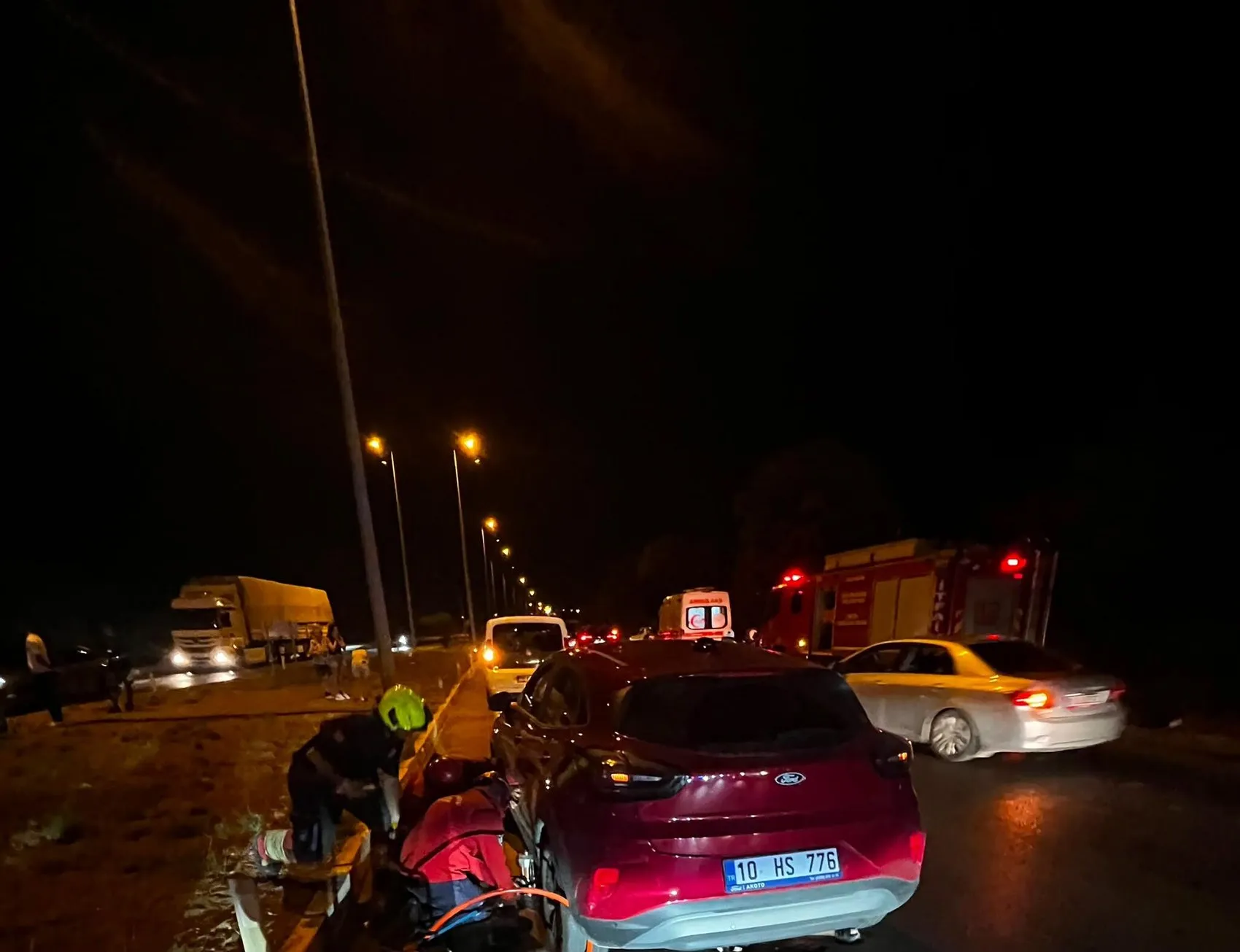 Balıkesir'de bisikletli öğretmene iki otomobil çarptı