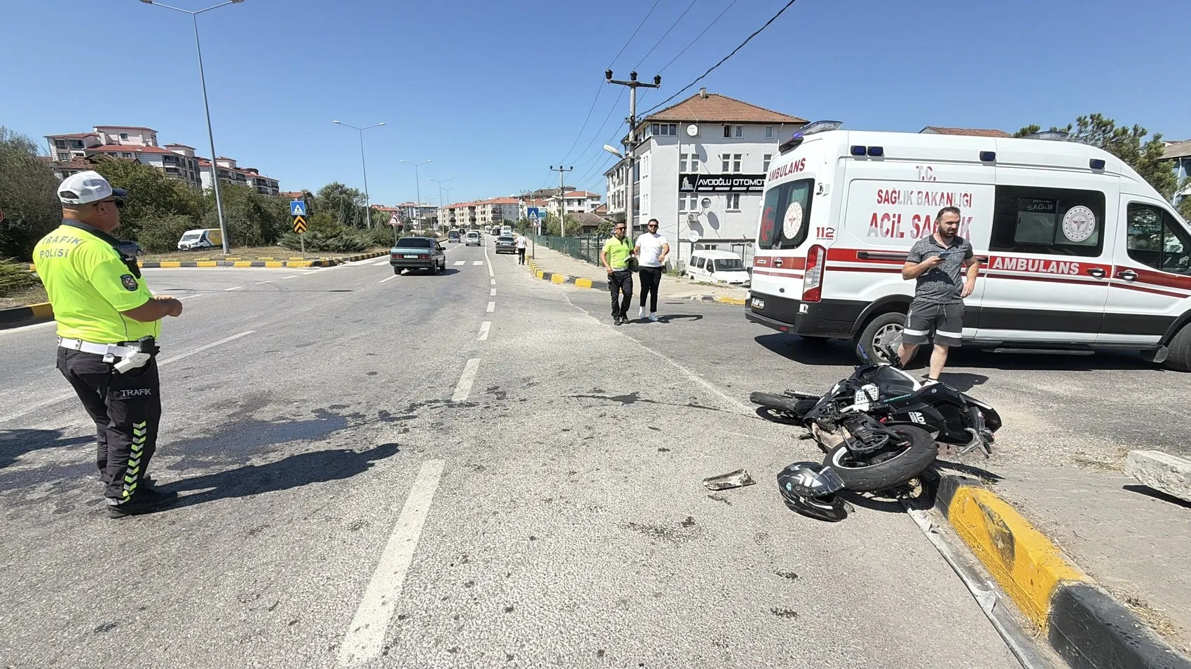 Kavşakta motosiklet ile otomobil çarpıştı, o anlar kamerada