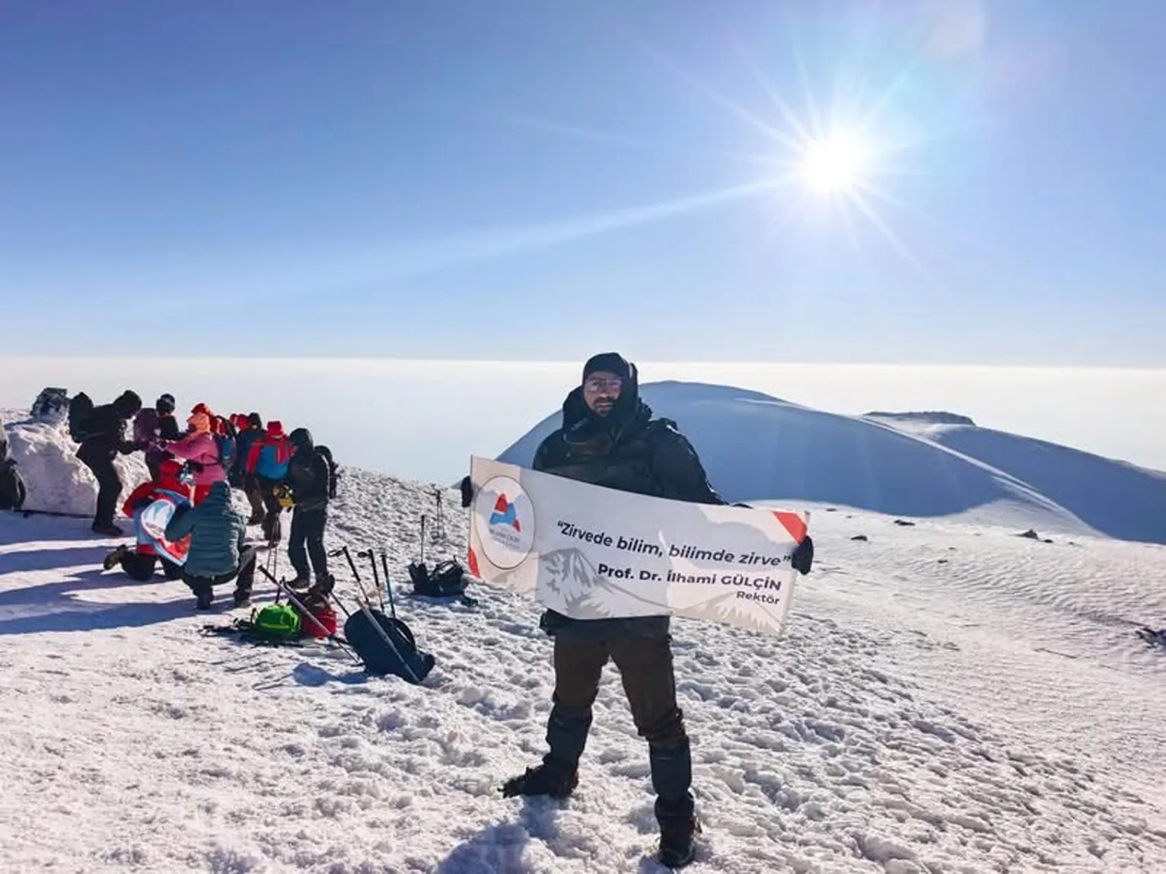 Ağrı Dağı zirvesinde sıra dışı akademik yıl açılışı