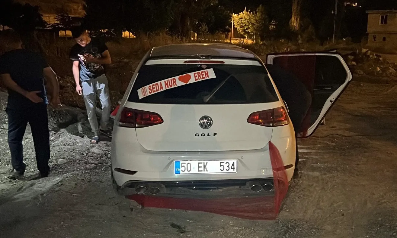 Düğün yolunda kaza Gelin ve damat hastanelik oldu