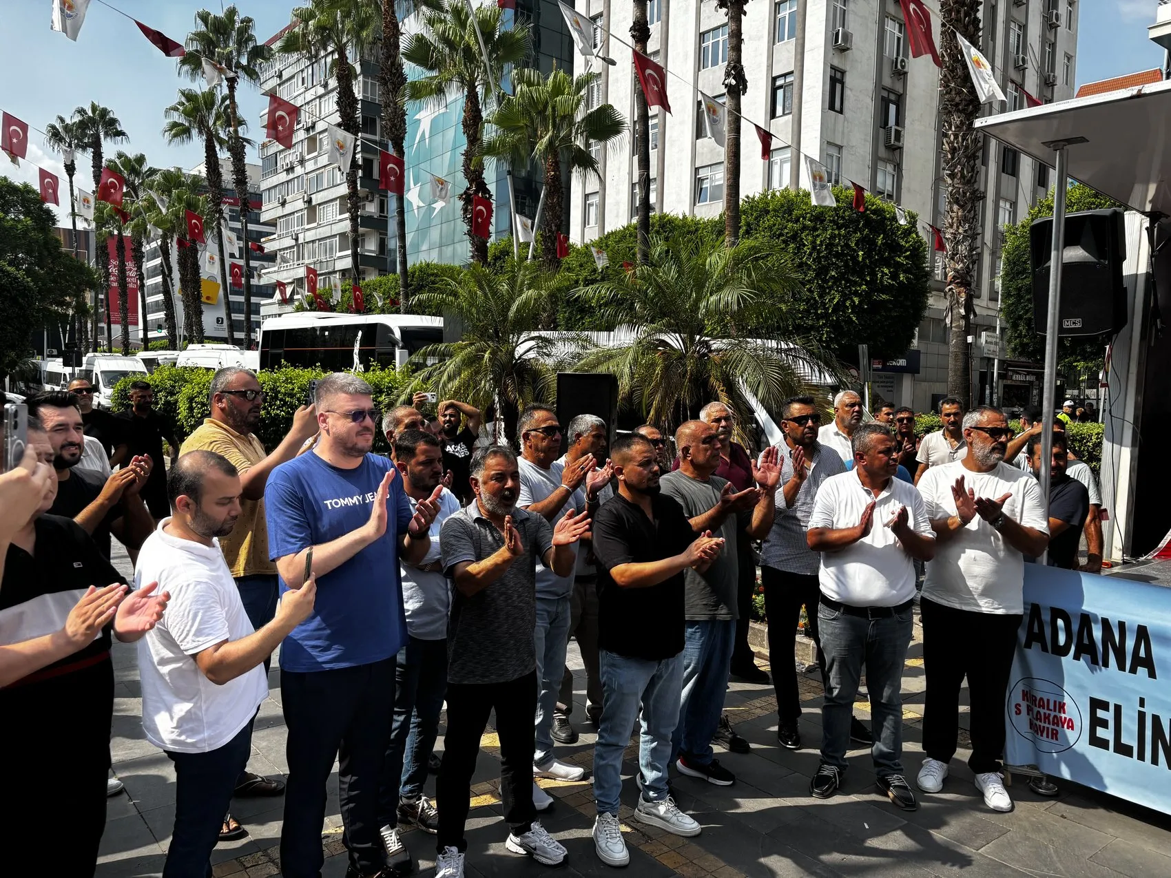 Adana’da servisçilerin belediye önündeki plaka eylemine polis müdahalesi