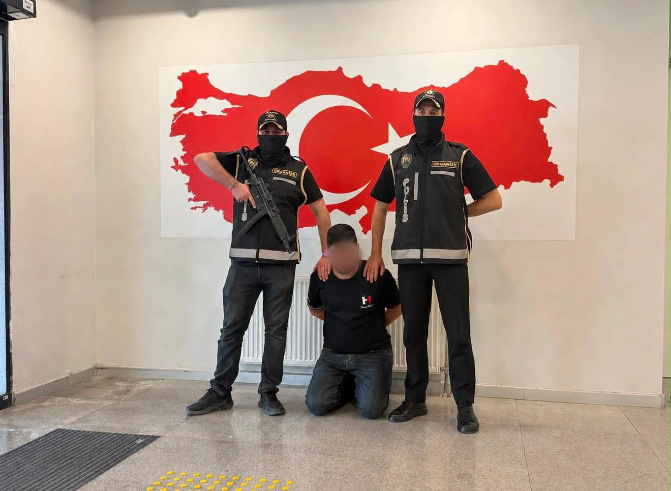 Azerbaycan polisiyle ortak operasyon sonucu aranan şüpheli Türkiye’ye getirildi