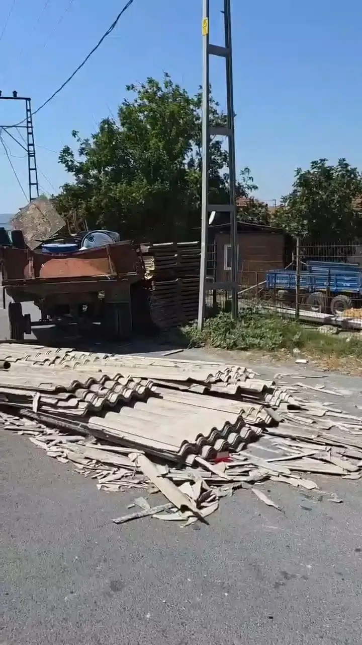 Direksiyon hakimiyetini kaybetti, kamyon önce direğe sonra duvara çarptı