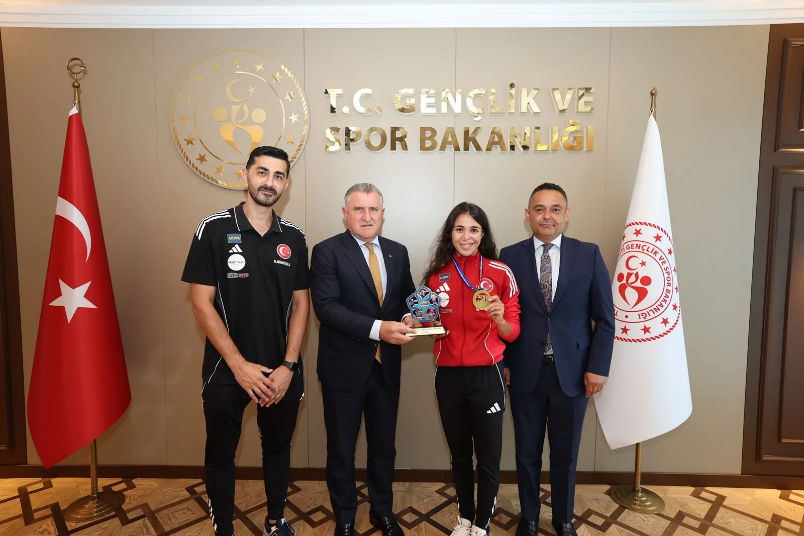 Avrupa şampiyonu İlke Özyüksel Bakanlıkta ağırlandı