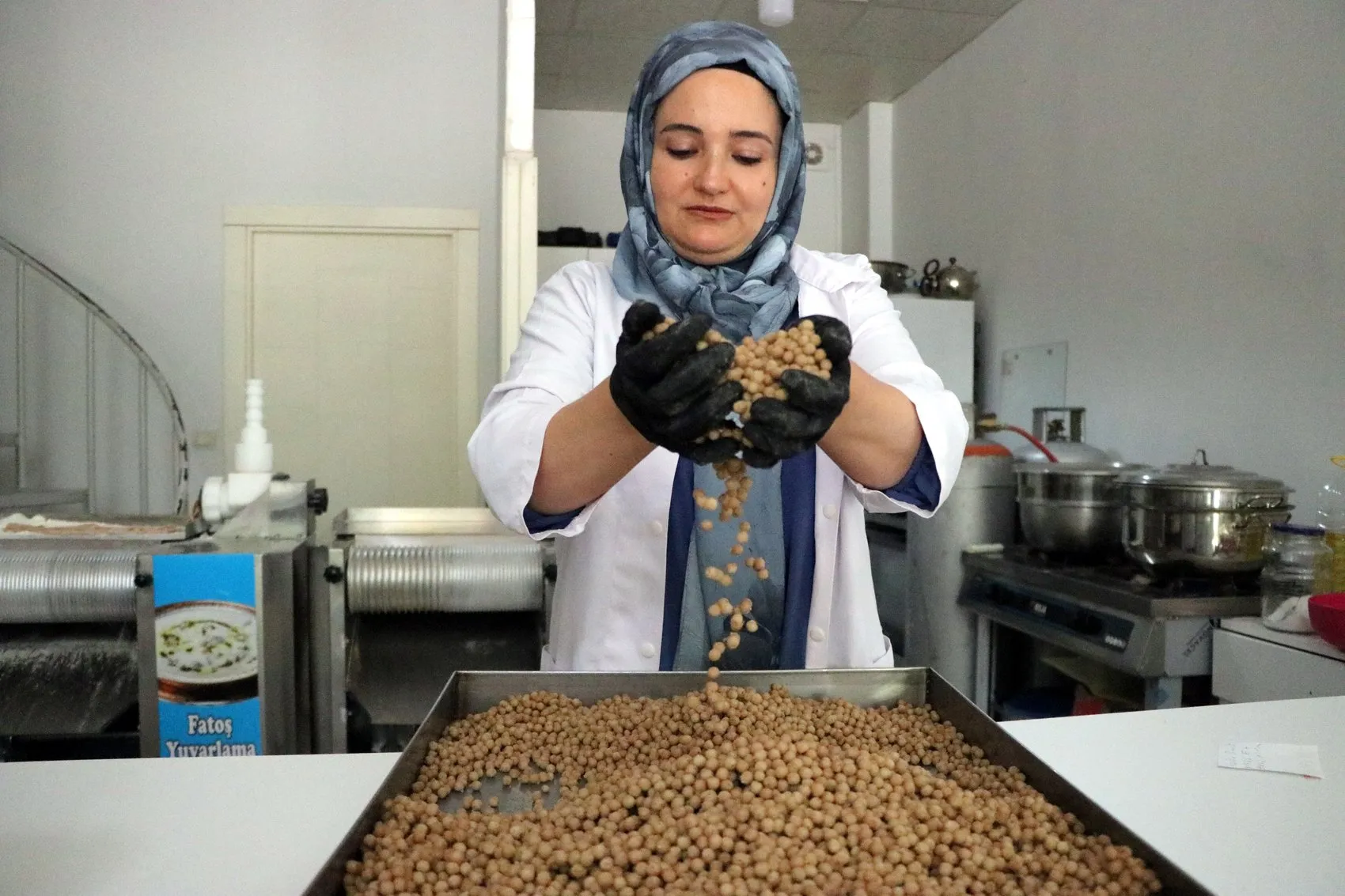 Açtığı iş yerinde yöresel yemekler yapıp 3 kızını üniversitede okutuyor