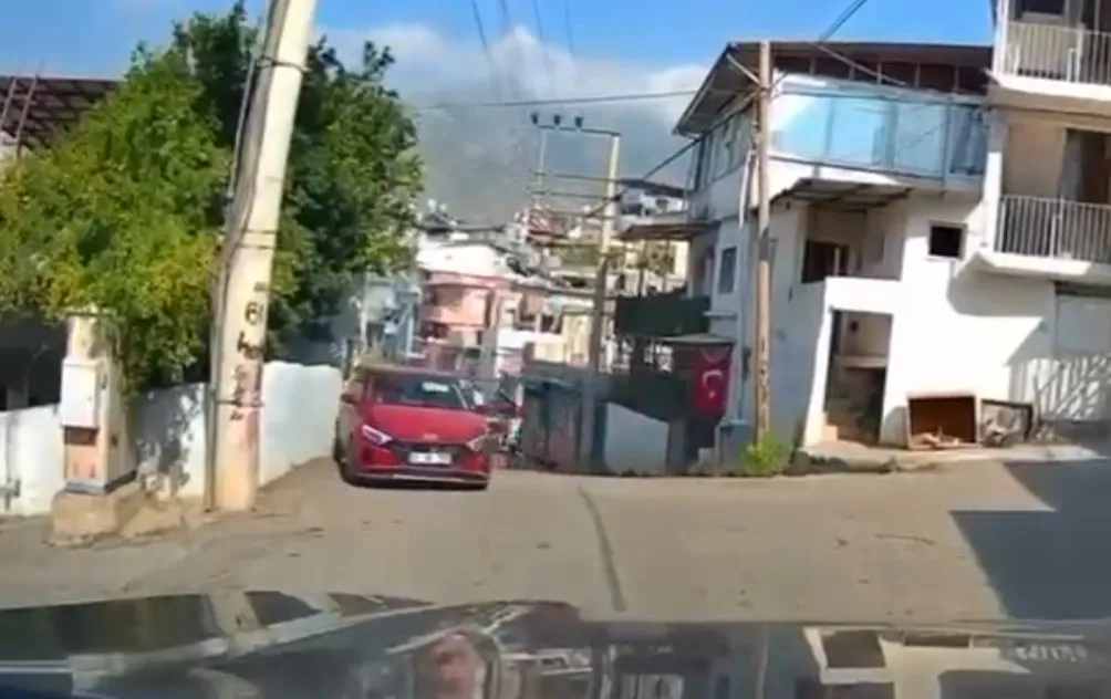 İskenderun’da yol verme çabası kazayla bitti
