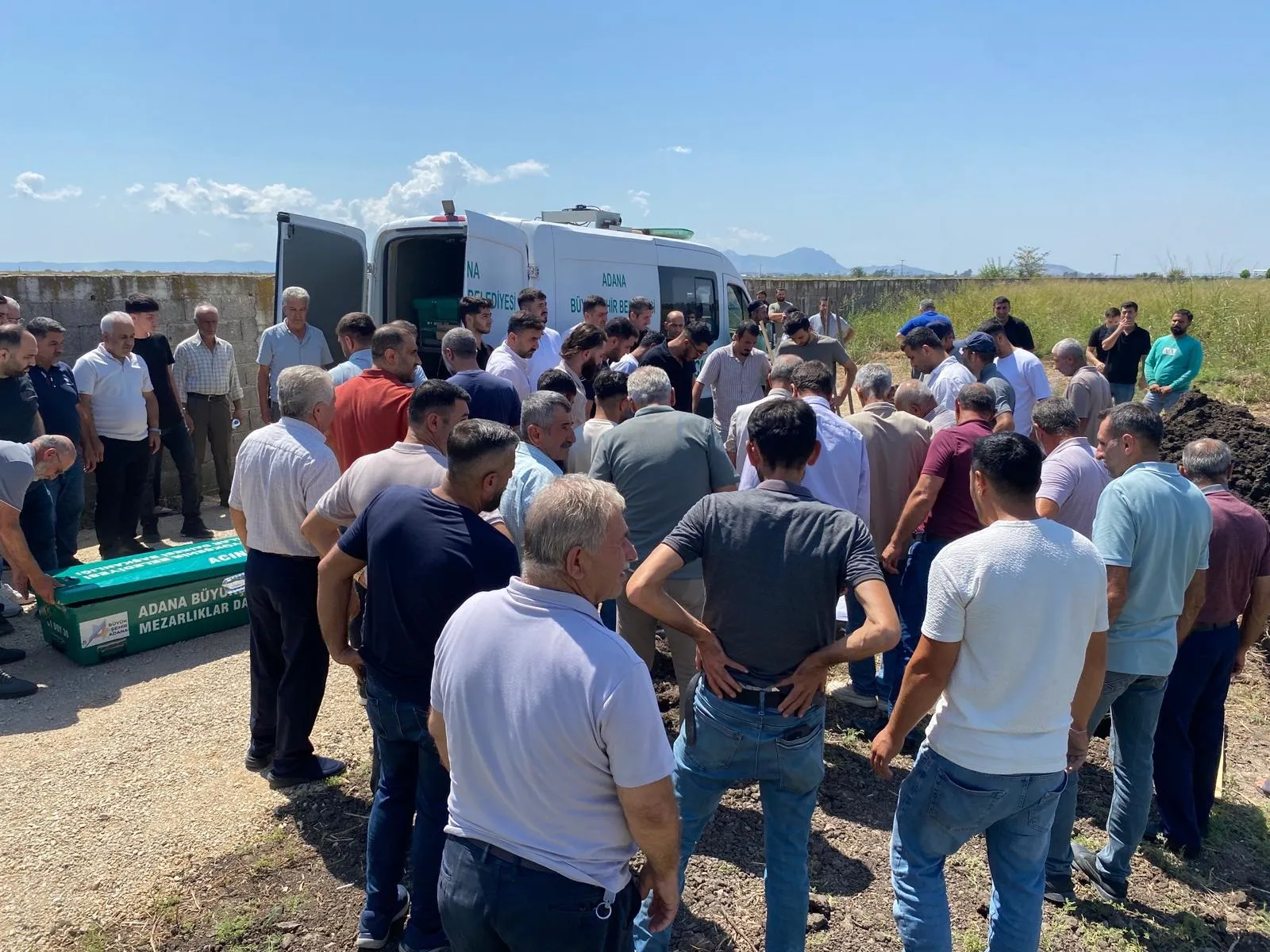 Ceyhan'da sokak ortasında dehşet: Üç çocuk annesi Asya son yolculuğuna uğurlandı