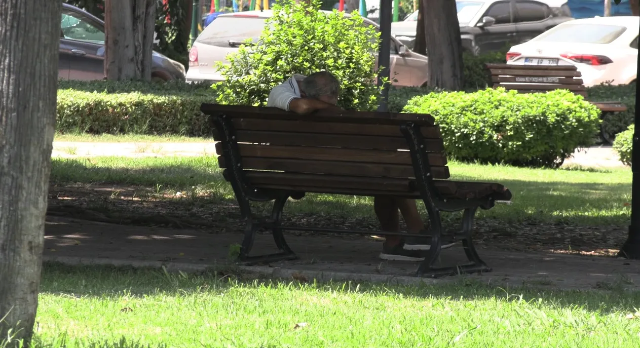 Adana’da kavurucu sıcaklar hayatı durma noktasına getirdi