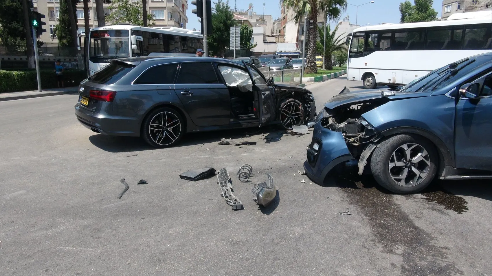 Kilis'te iki otomobil kavşakta çarpıştı 4 kişi hastanelik oldu