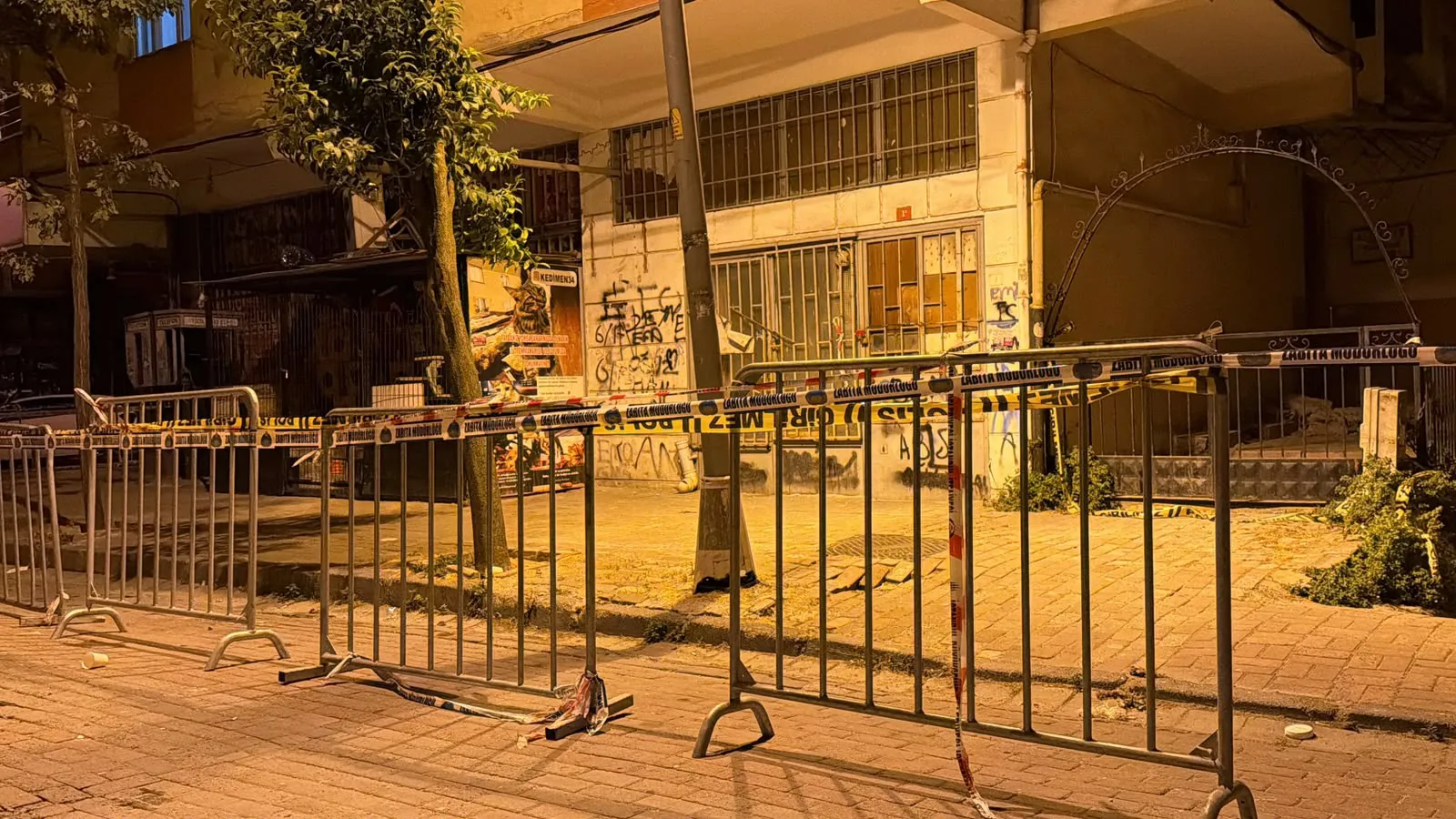Güngören'de gece yarısı dehşeti 5 katlı binanın balkonu çöktü
