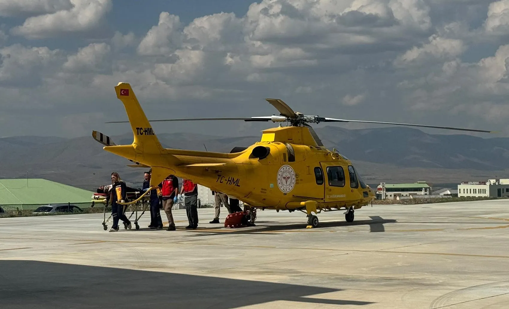 Karayazı'da traktör devrildi, genç sürücü helikopterle hastaneye yetiştirildi