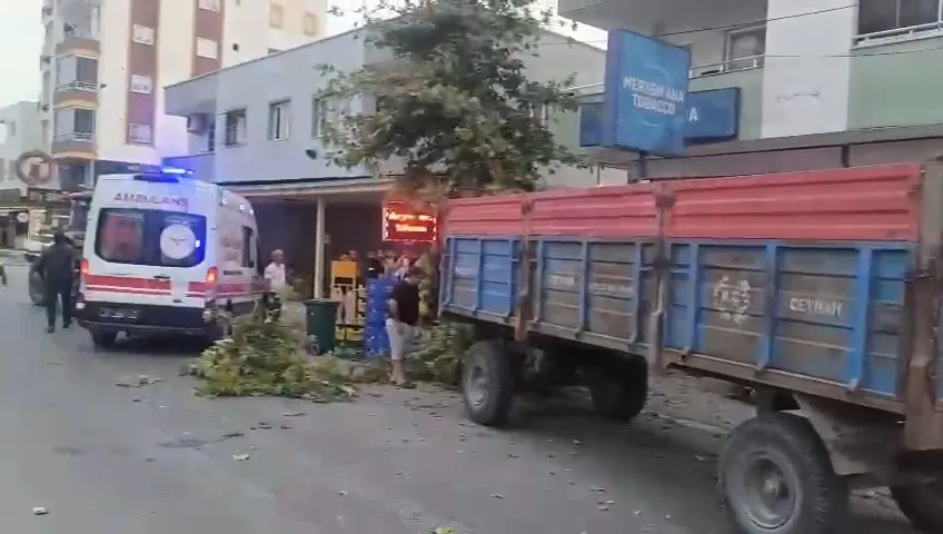 Traktörün römorku kopup kaldırımdakilere daldı, o anlar kamerada