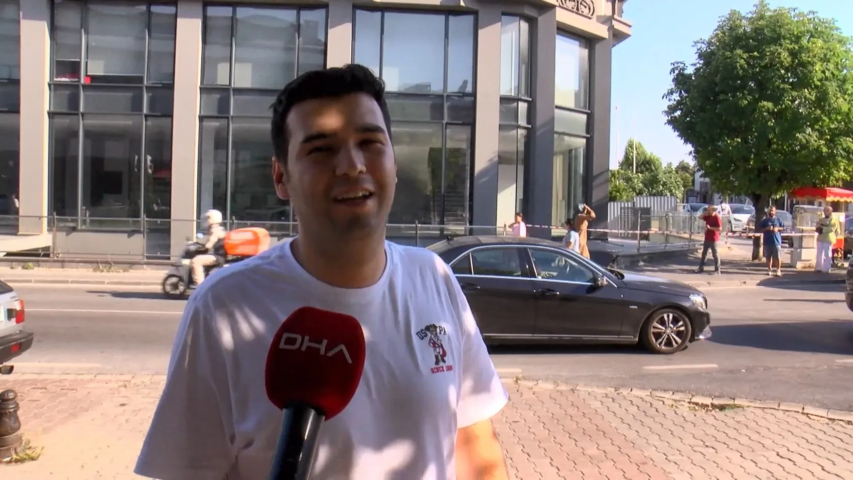 Bakırköy'de kaza yapan otomobil apartman boşluğuna uçtu