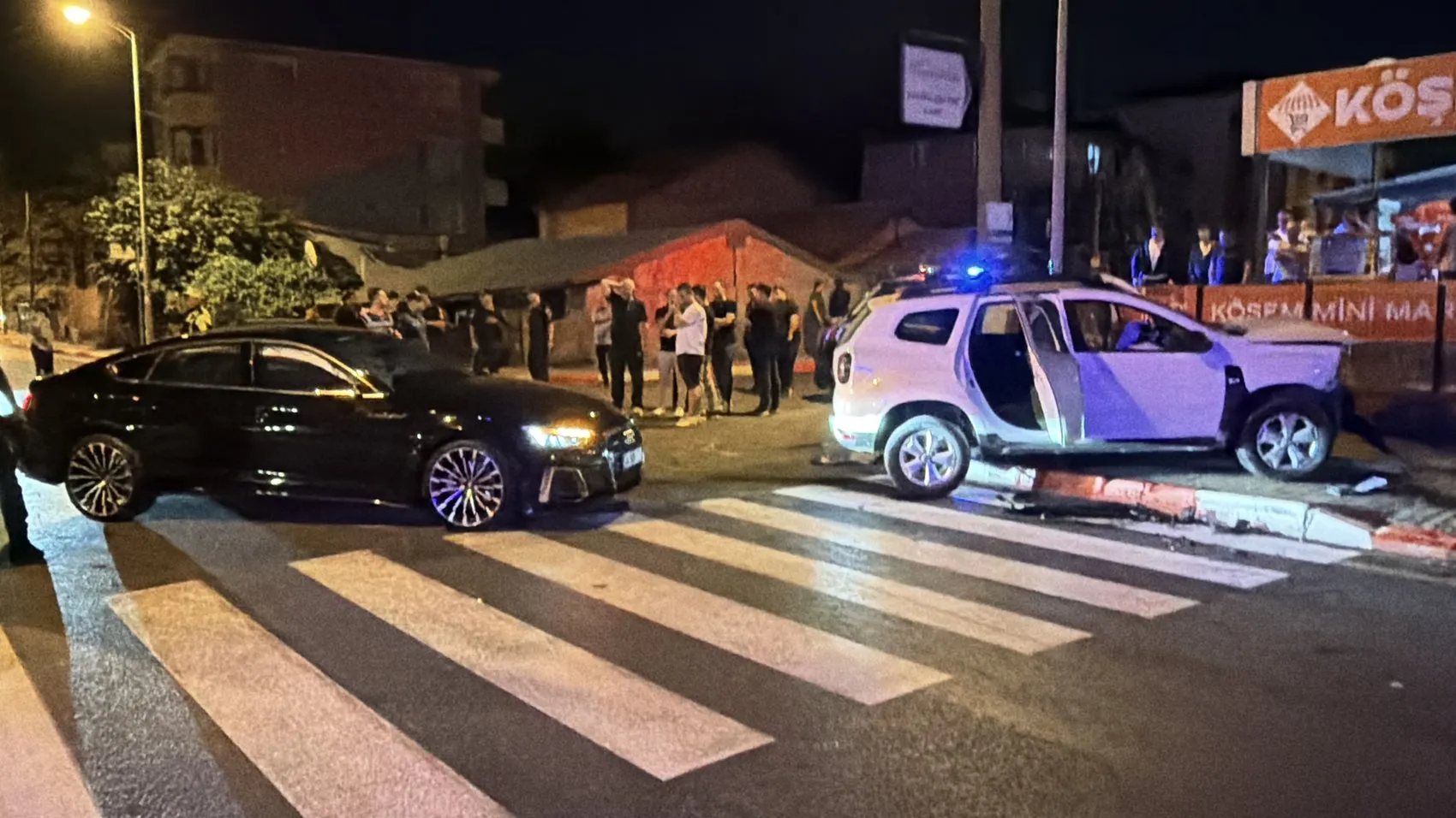 Ara sokaktan çıkan otomobil polis aracına çarptı, 2 memur yaralandı