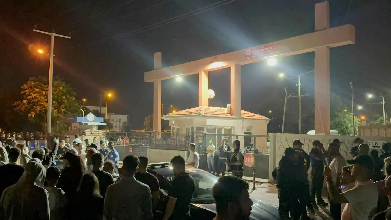 Konya Cezaevi önünde gece yarısı hareketli anlar yaşandı