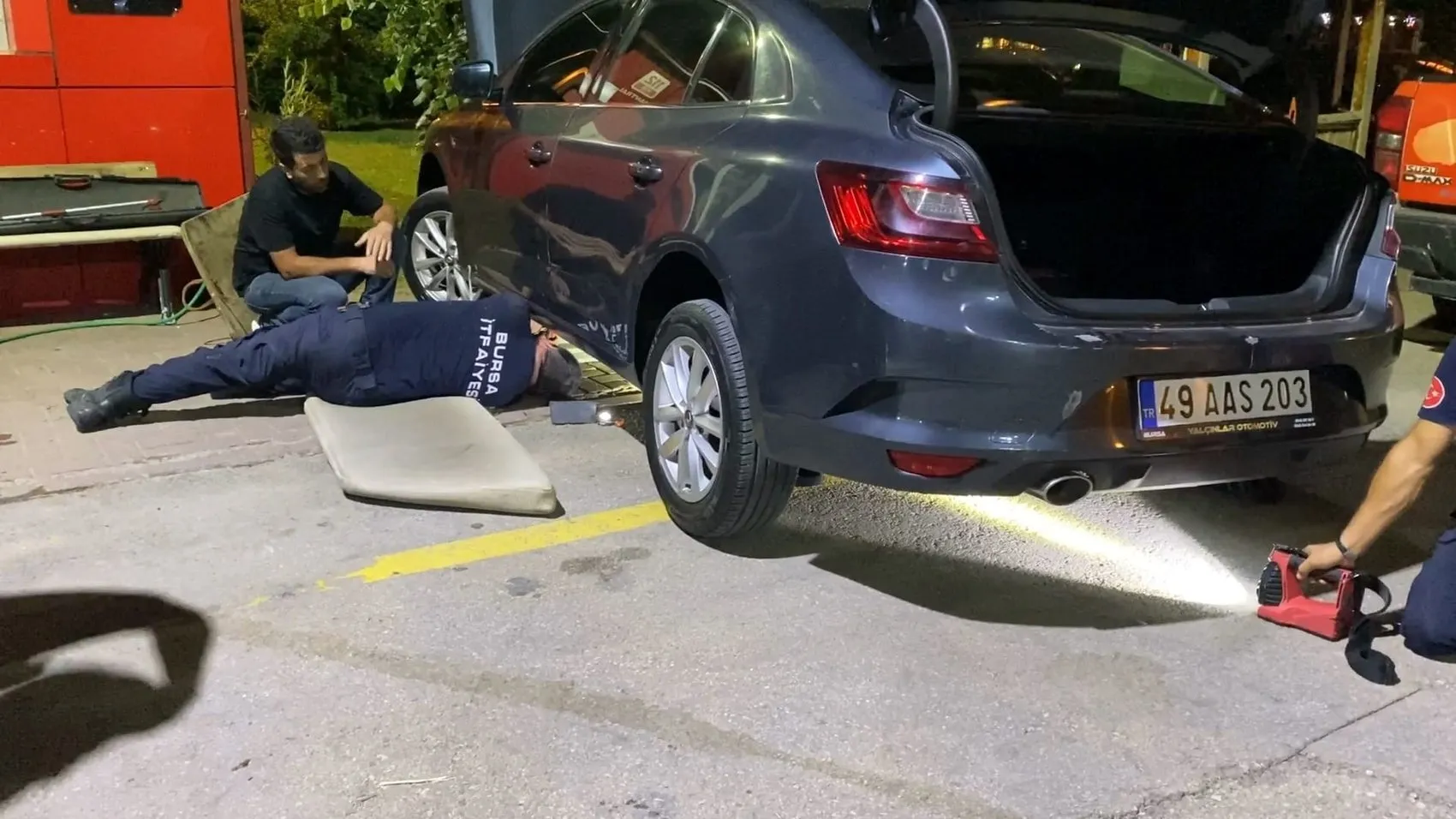 İnegöl'de otomobilin motoruna saklanan davetsiz misafir