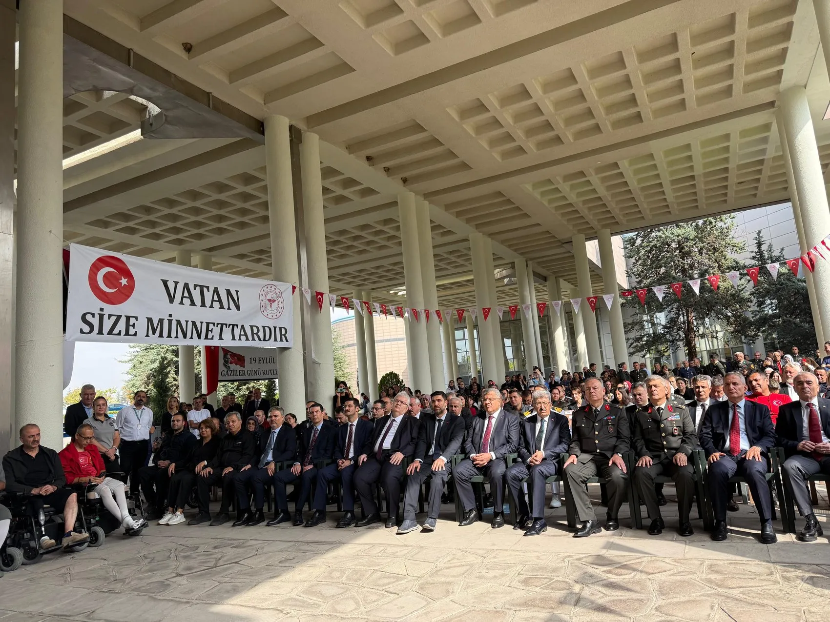 Kahramanlar için Ankara'da duygusal buluşma: Hastane bahçesinde bando sesleri yükseldi