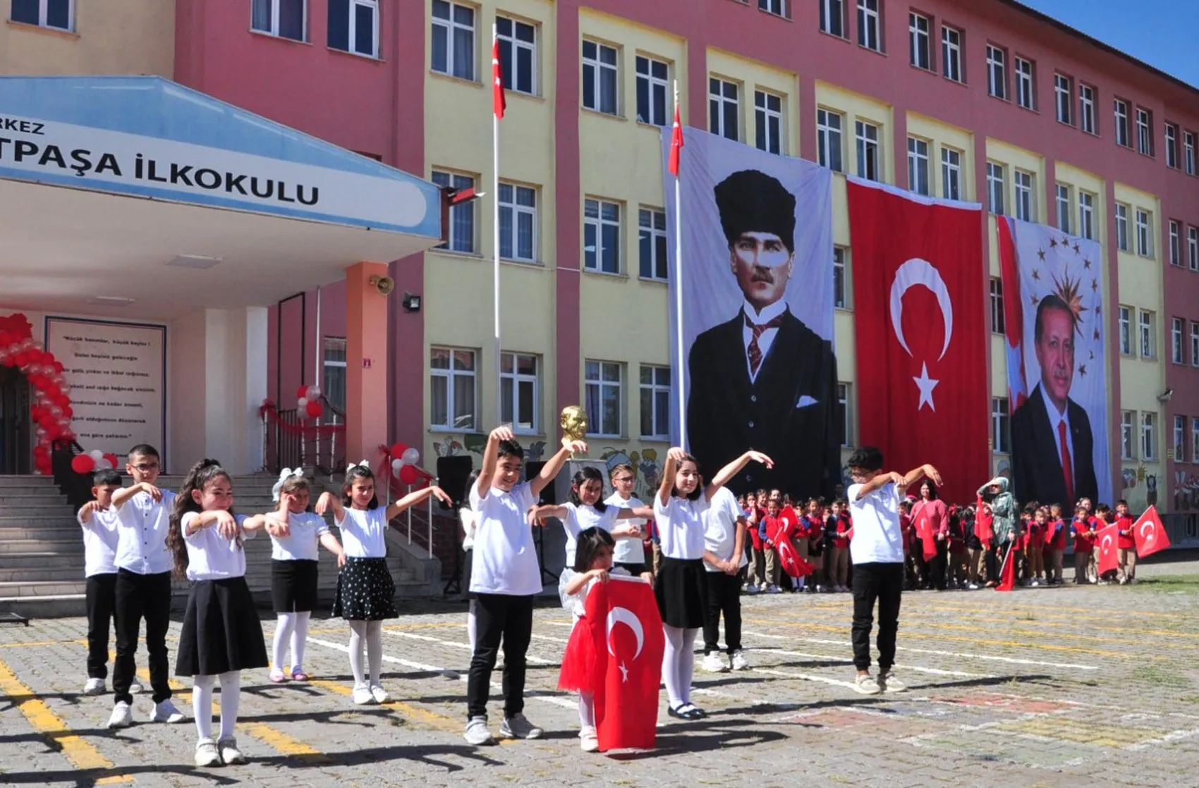 Minik Begüm'ün sahne heyecanı: Ağabeyine özendi, törenin yıldızı oldu