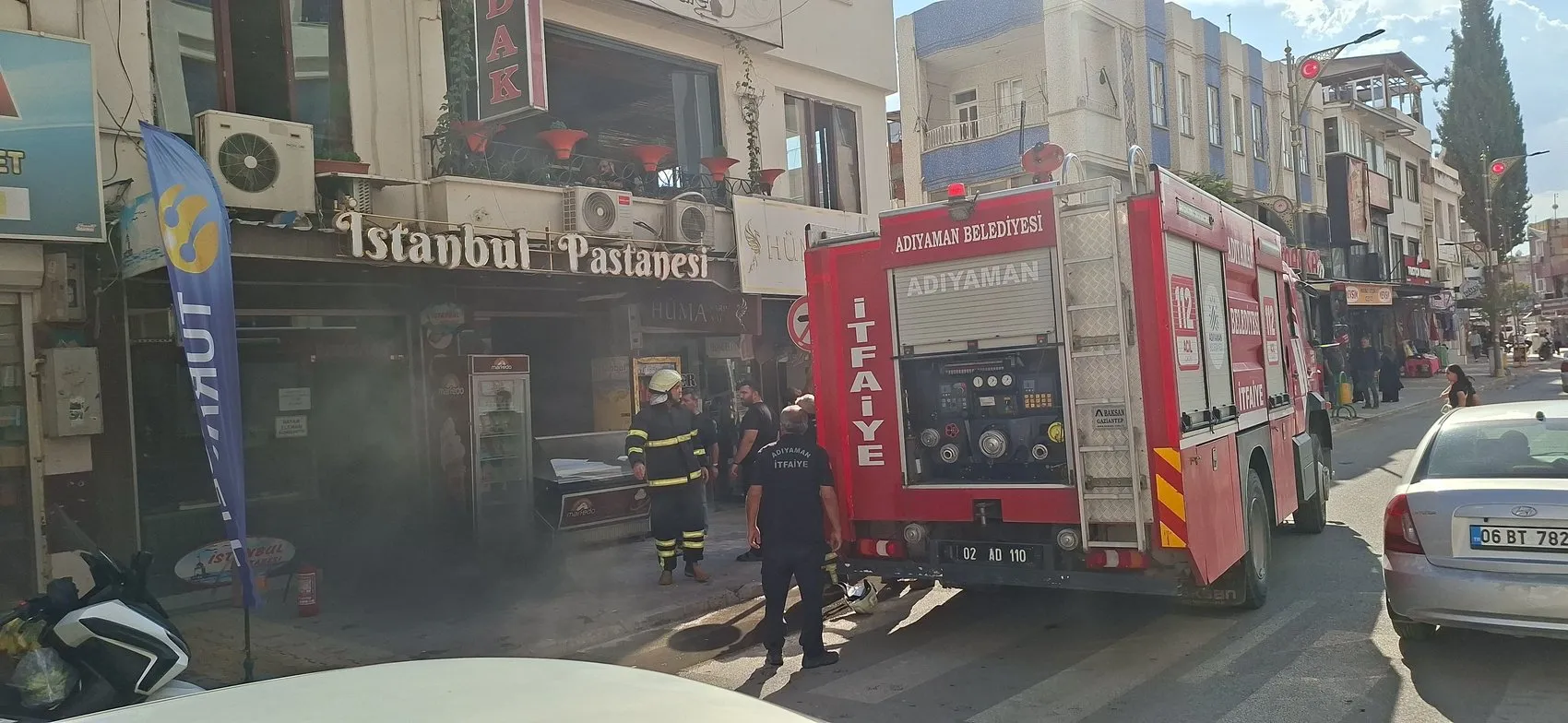 Adıyaman'da öğle saatlerinde korkutan alevler: Pastane küle döndü