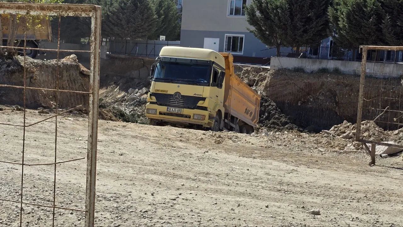 Mudanya'da gece yarısı korkutan çökme: Okul bahçesi inşaat alanına dönüştü