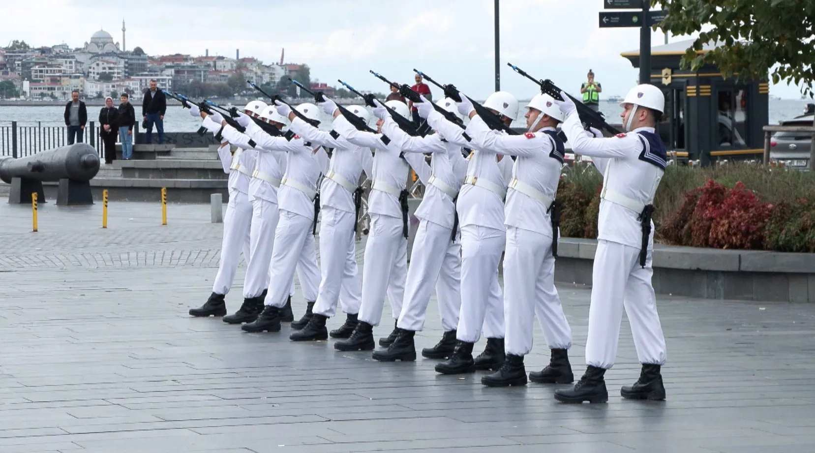 İstanbul Boğazı'nda tarihi gurur: 15 dev gemi Preveze için selam durdu