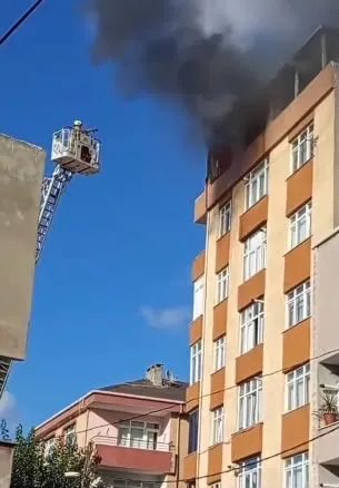 Küçükçekmece'de korku dolu anlar: Çatı katı alevlere teslim oldu