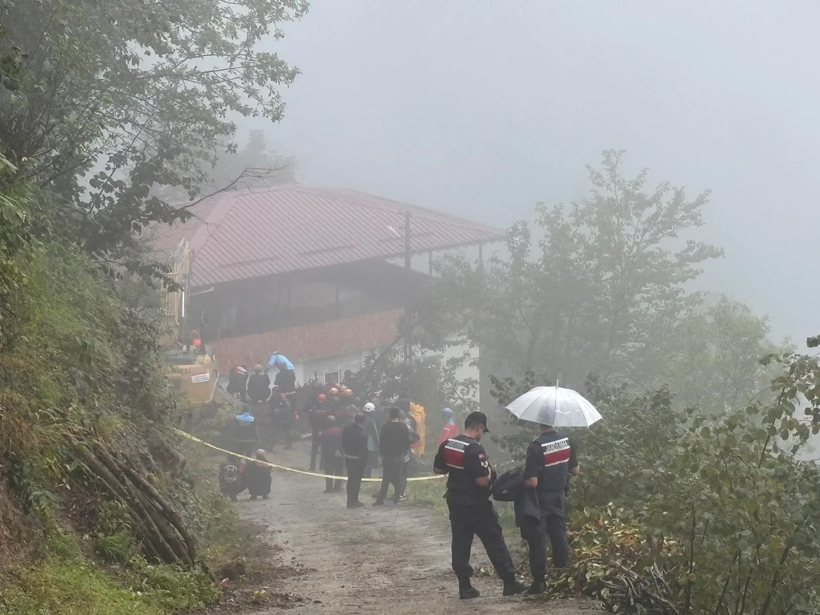 Trabzon'da korkutan heyelan: Beton kırma çalışması yaparken toprak altında kaldı