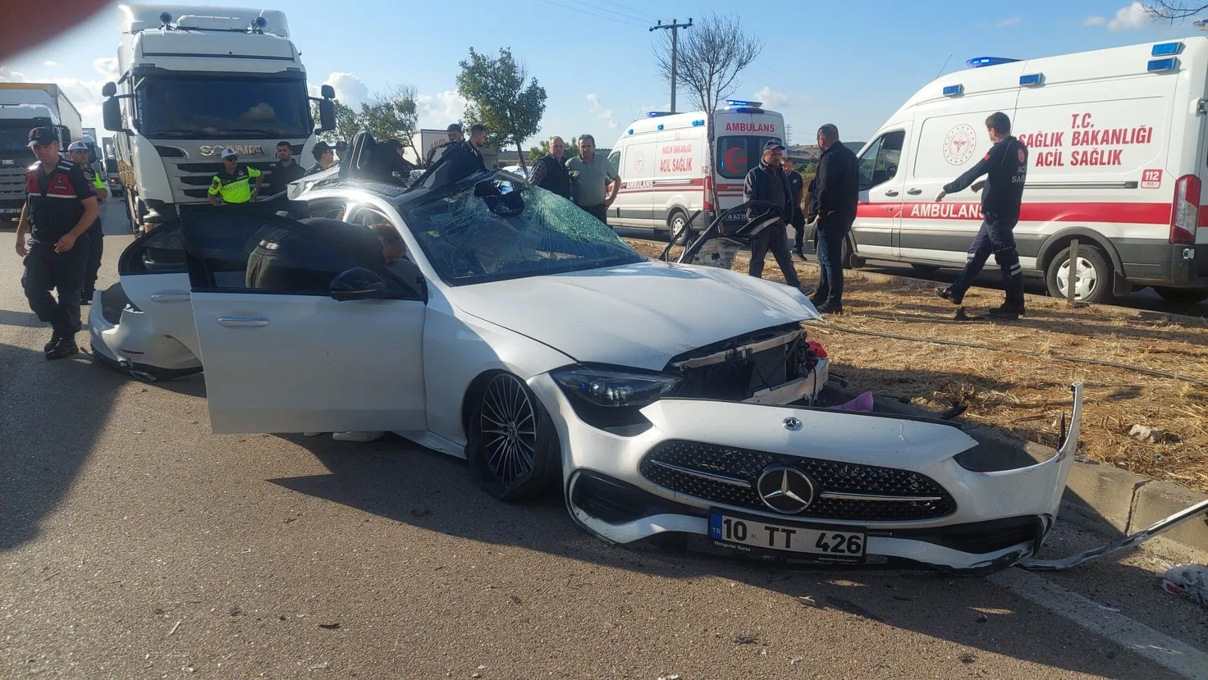 Bandırma'da yürek yakan kaza: Doğuma günler kala anne, kızı ve bebeği hayattan koparıldı