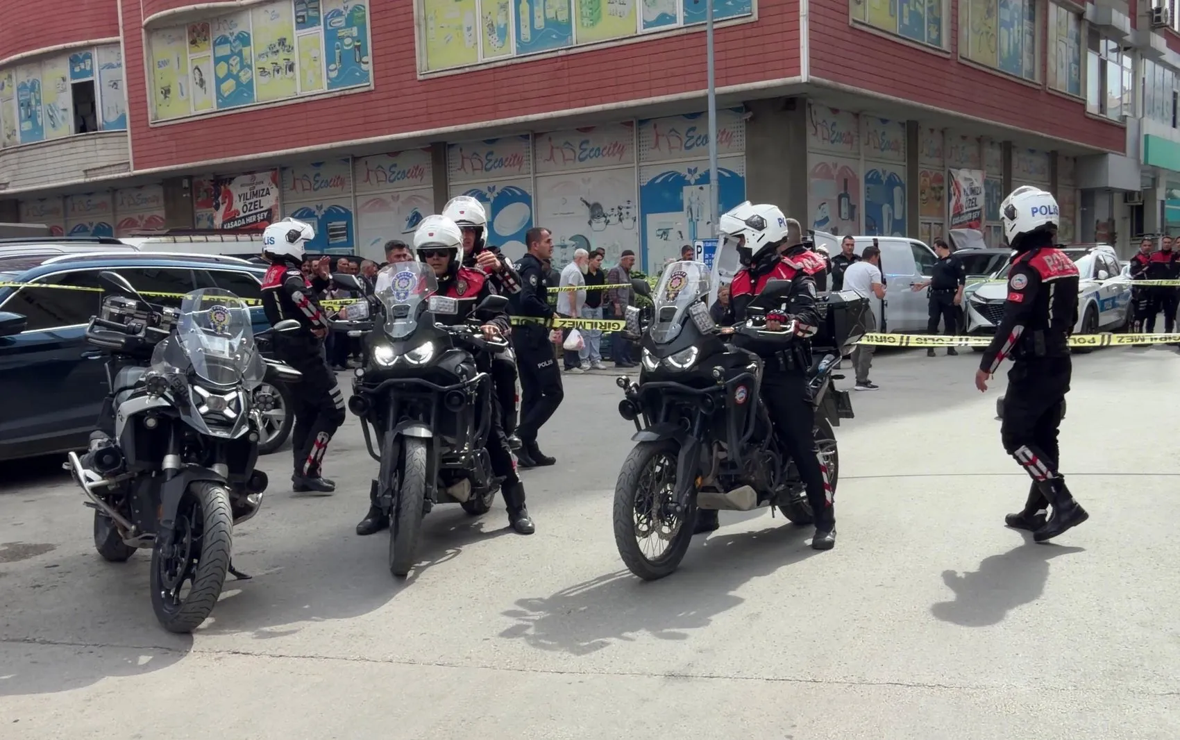 Erzurum'da dehşet anları: Bıçaklı saldırgana kurşun yağdırdı