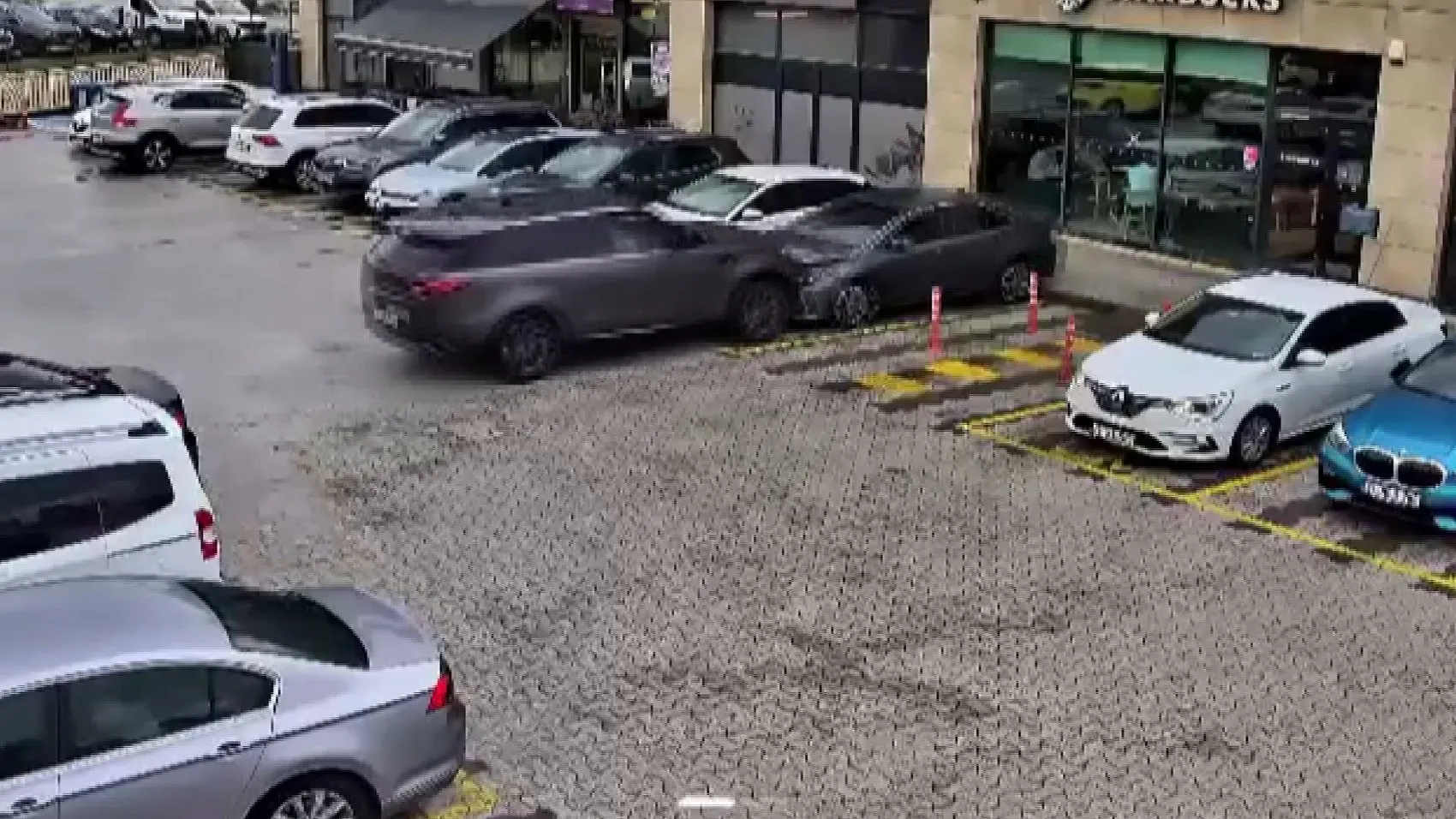 Çekmeköy'de alışveriş merkezinde korku dolu anlar: Kontrolden çıkan cip kafeye daldı