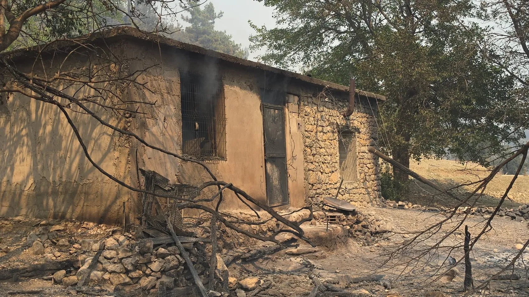 Kozan'da kabus dolu anlar: Elektrik tellerinden sıçrayan kıvılcımlar mahalleyi küle çevirdi