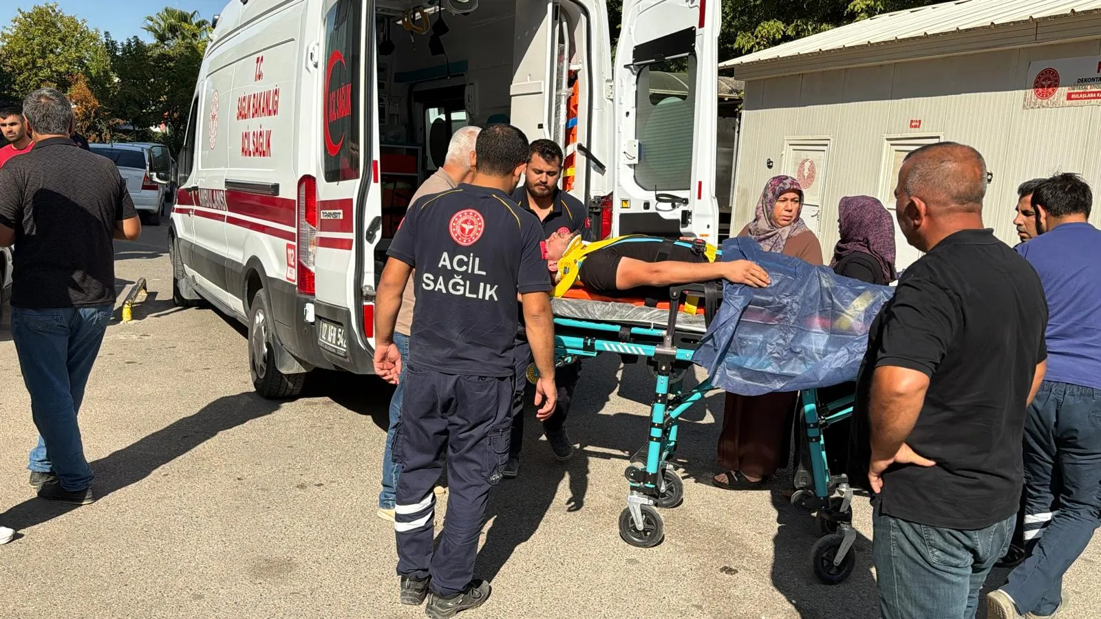 Samsat yolunda tütün işçilerini taşıyan minibüs kaza yaptı: 12 yaralı