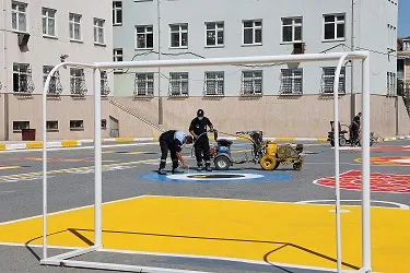 Bağcılar'da okul bahçeleri çocukların neşeli kahkahalarıyla şenlenmeye hazırlanıyor