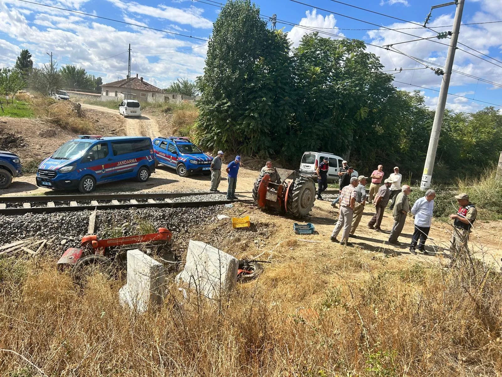 Hemzemin geçitte dehşet anları: Yük treni traktörü ortadan ikiye ayırdı