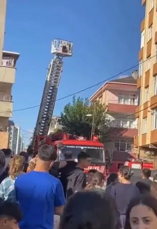Küçükçekmece'de korku dolu anlar: Çatı katı alevlere teslim oldu